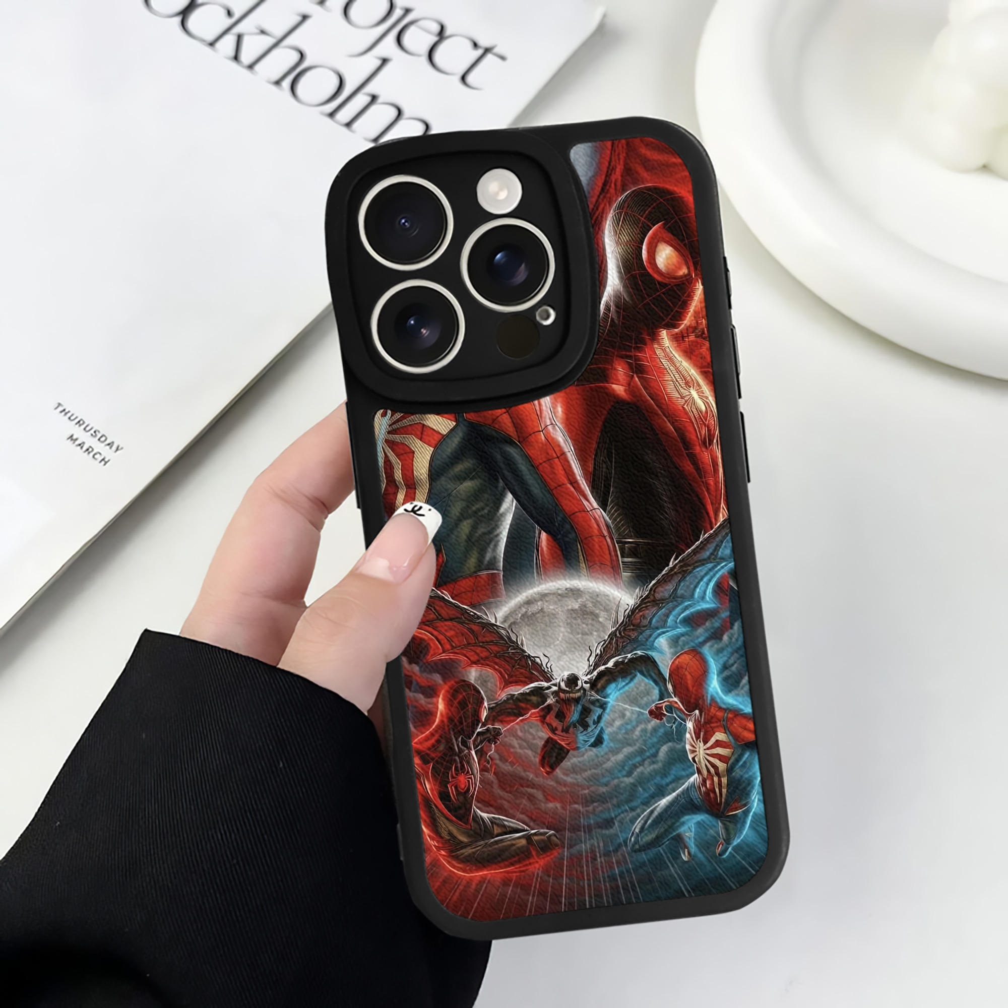 （画像用） Spider Man スパイダーマン 【iPhone 16シリーズ対応】シリコンスマホケース（レザー調） 材質：シリコン